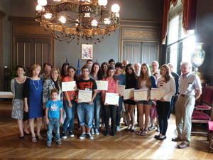 le groupe des jeunes avec leur diplome dans la salle des mariages à la mairie